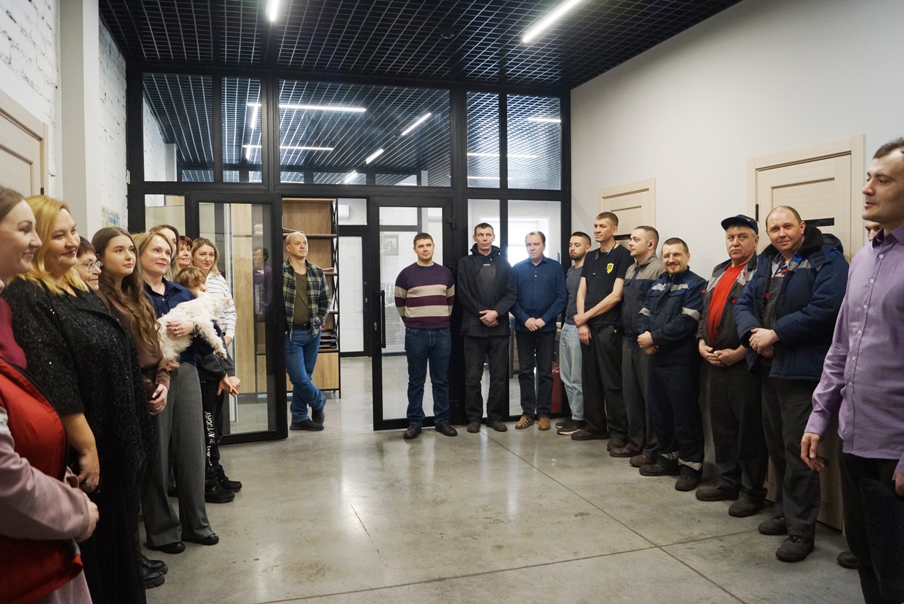 The men of the AMK congratulated their female employees